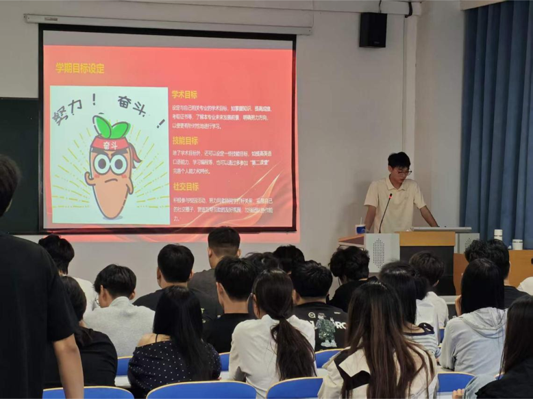 信息工程学院成功开展了“梦想启航新学期，安全同行每一步” 思政主题班会活动