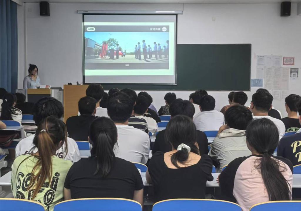 信息工程学院成功开展了“坚守诚信底线，严肃考风考纪”思政主题班会