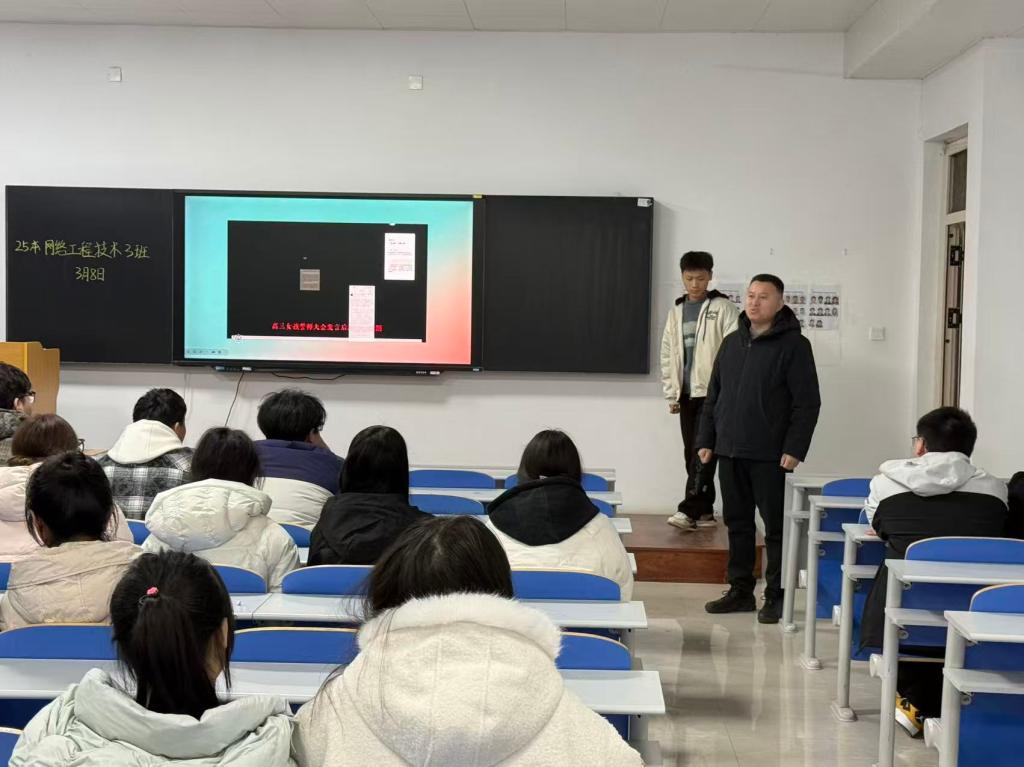 信息工程学院成功开展“开学第一课”思政主题班会