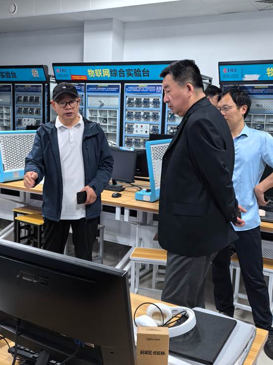 筑牢实训保障根基 护航新学期教学 —— 信息工程学院开展开学前实训室安全检查工作
